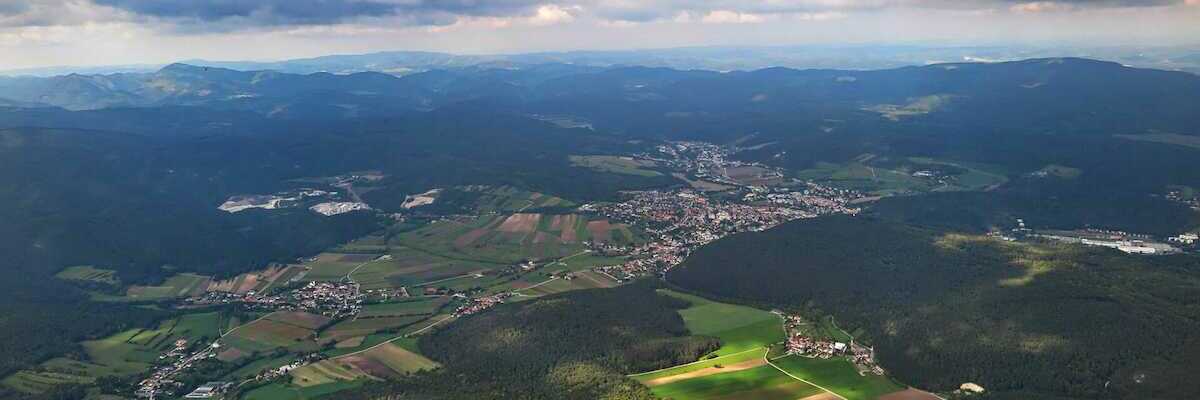 Flugwegposition um 12:06:06: Aufgenommen in der Nähe von Gemeinde Markt Piesting, Österreich in 1210 Meter